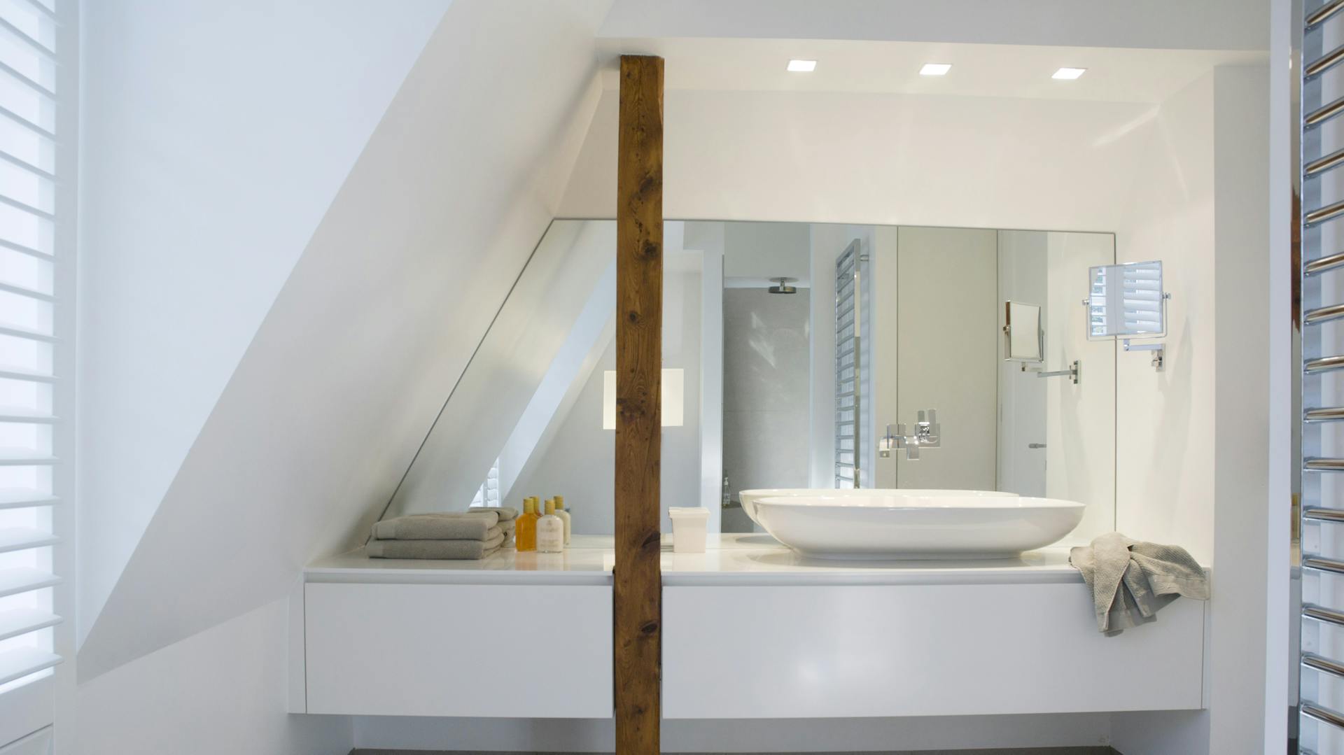 Ein modern eingerichtetes Badezimmer mit Einbauleuchten an der Decke