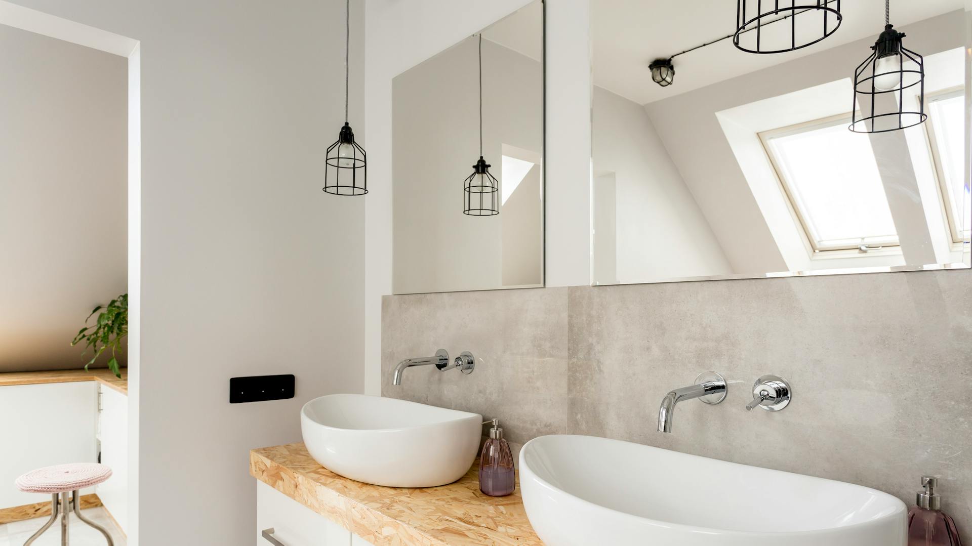 Két mosdókagyló, fölöttük függőlámpák.