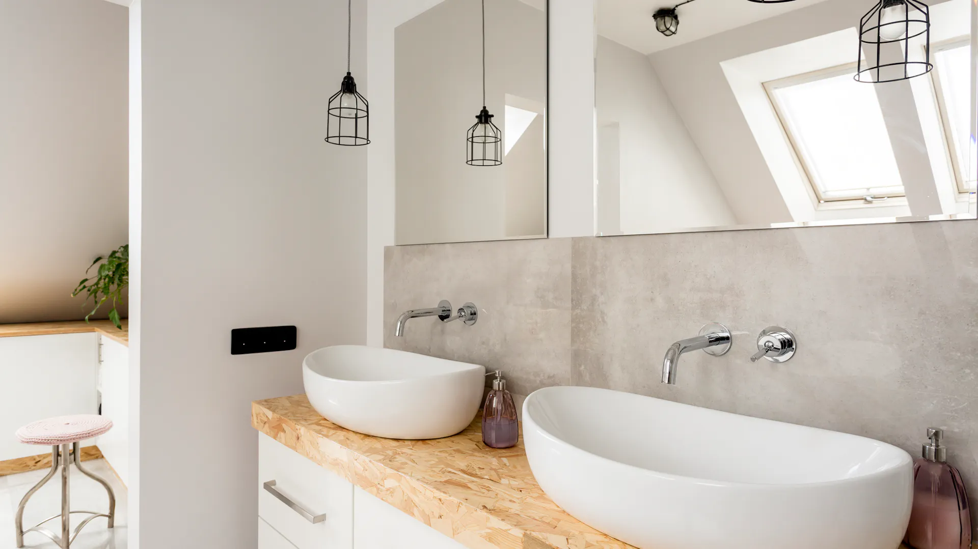 Badezimmer mit Spiegelbeleuchtung.