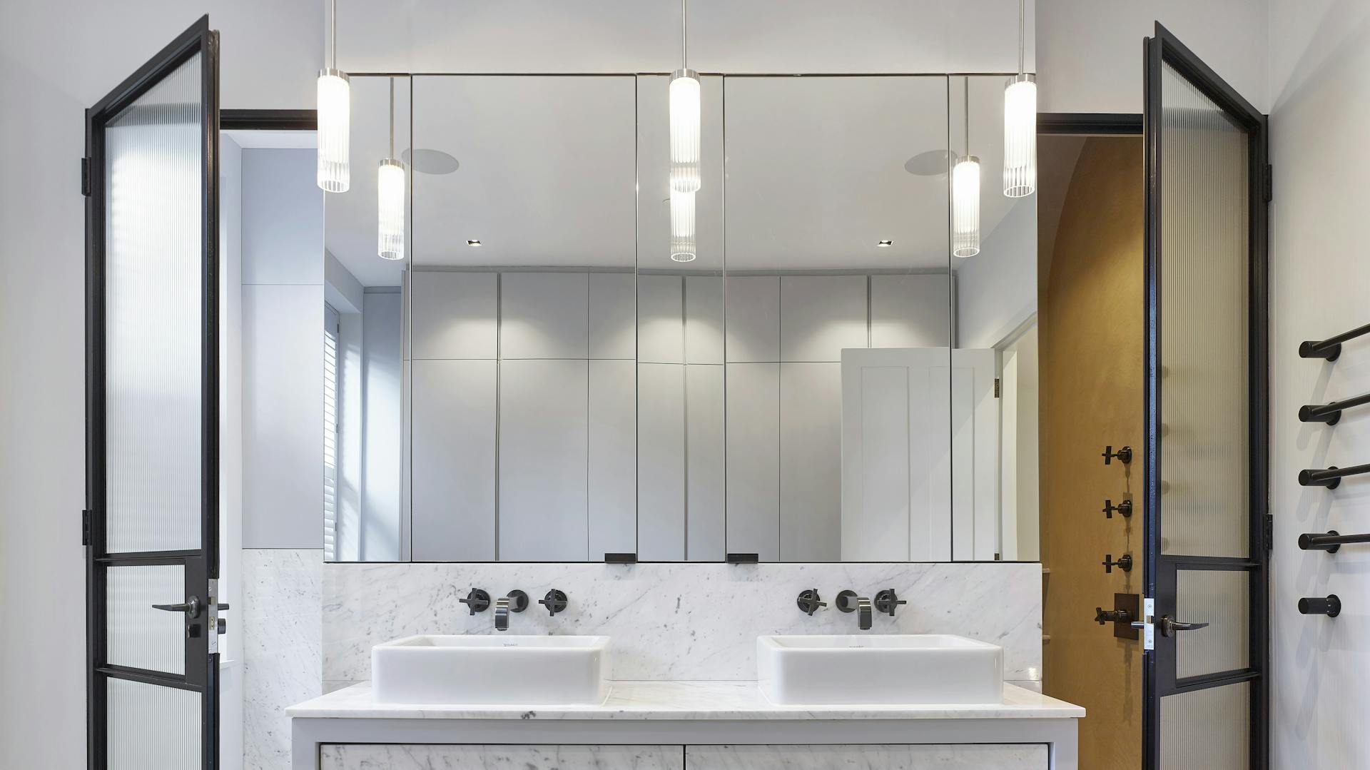 Lampade sullo specchio in bagno