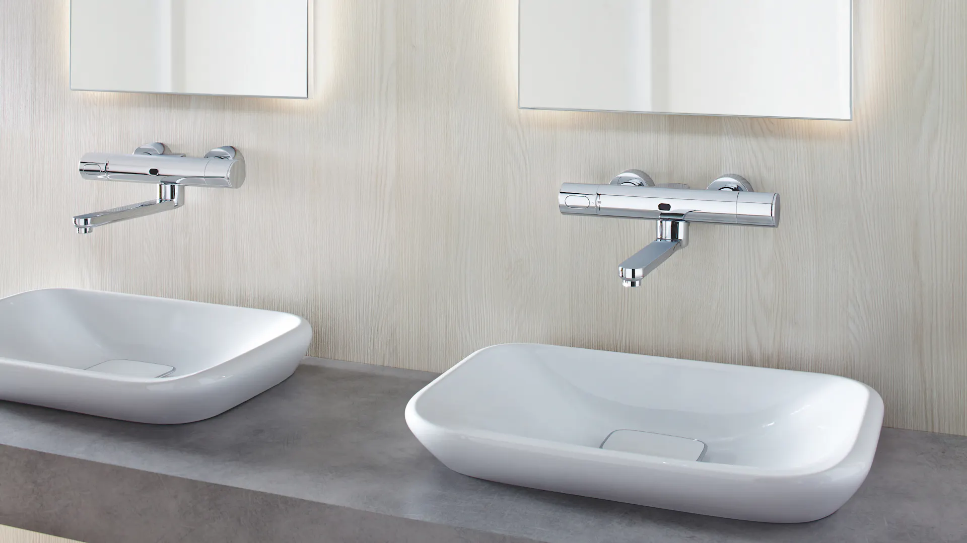 Armaturen mit Bewegungssensor in einem sparsamen Badezimmer.