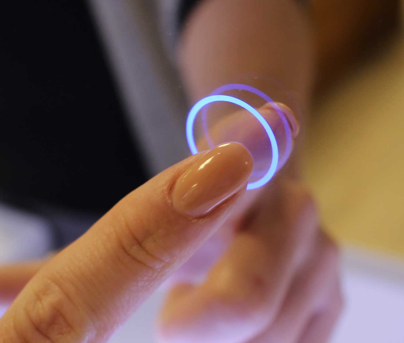 Ein LED-Lichtspiegel mit Touchscreen in einem Badezimmer.