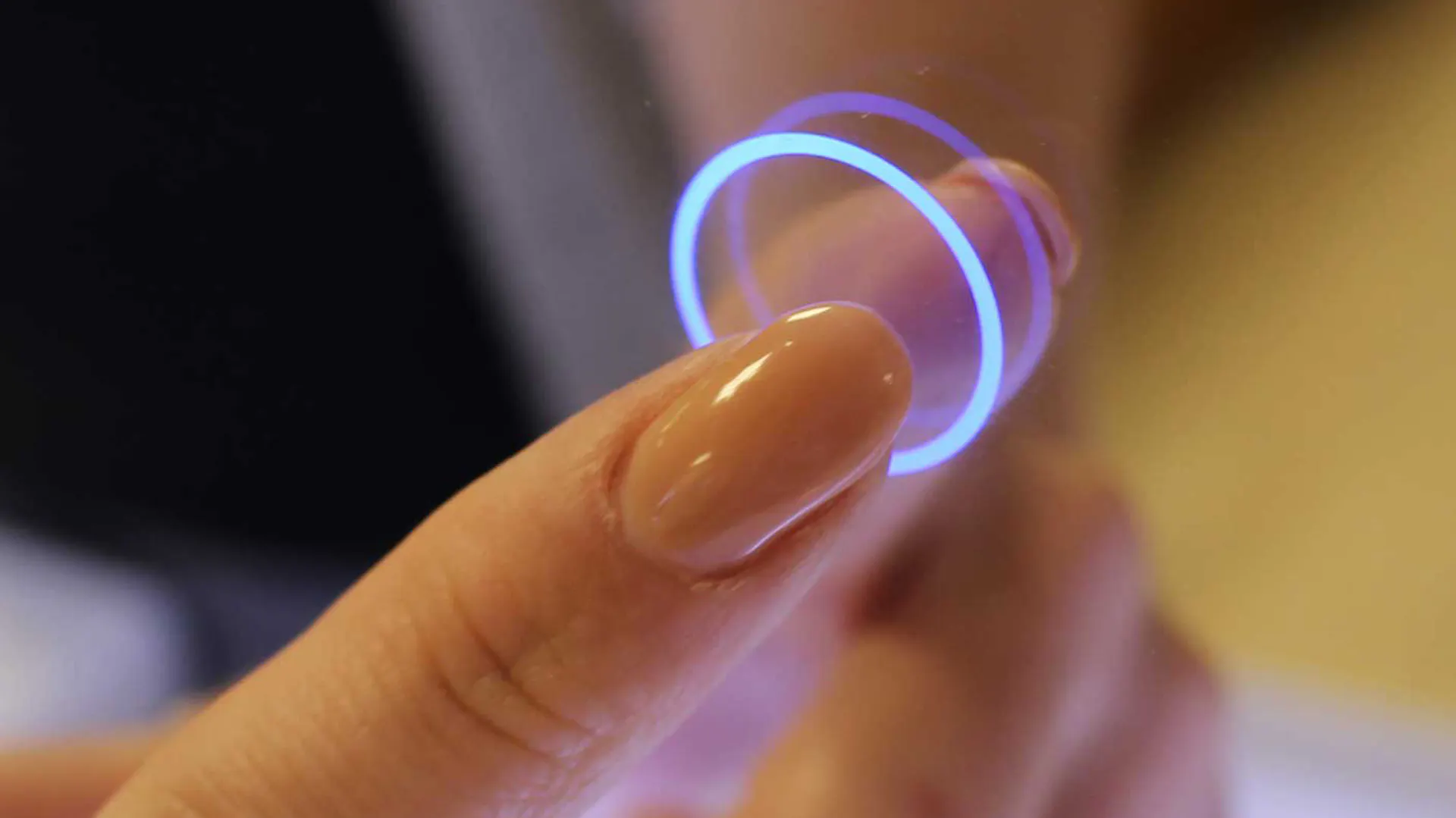 Ein LED-Lichtspiegel mit Touchscreen in einem Badezimmer.
