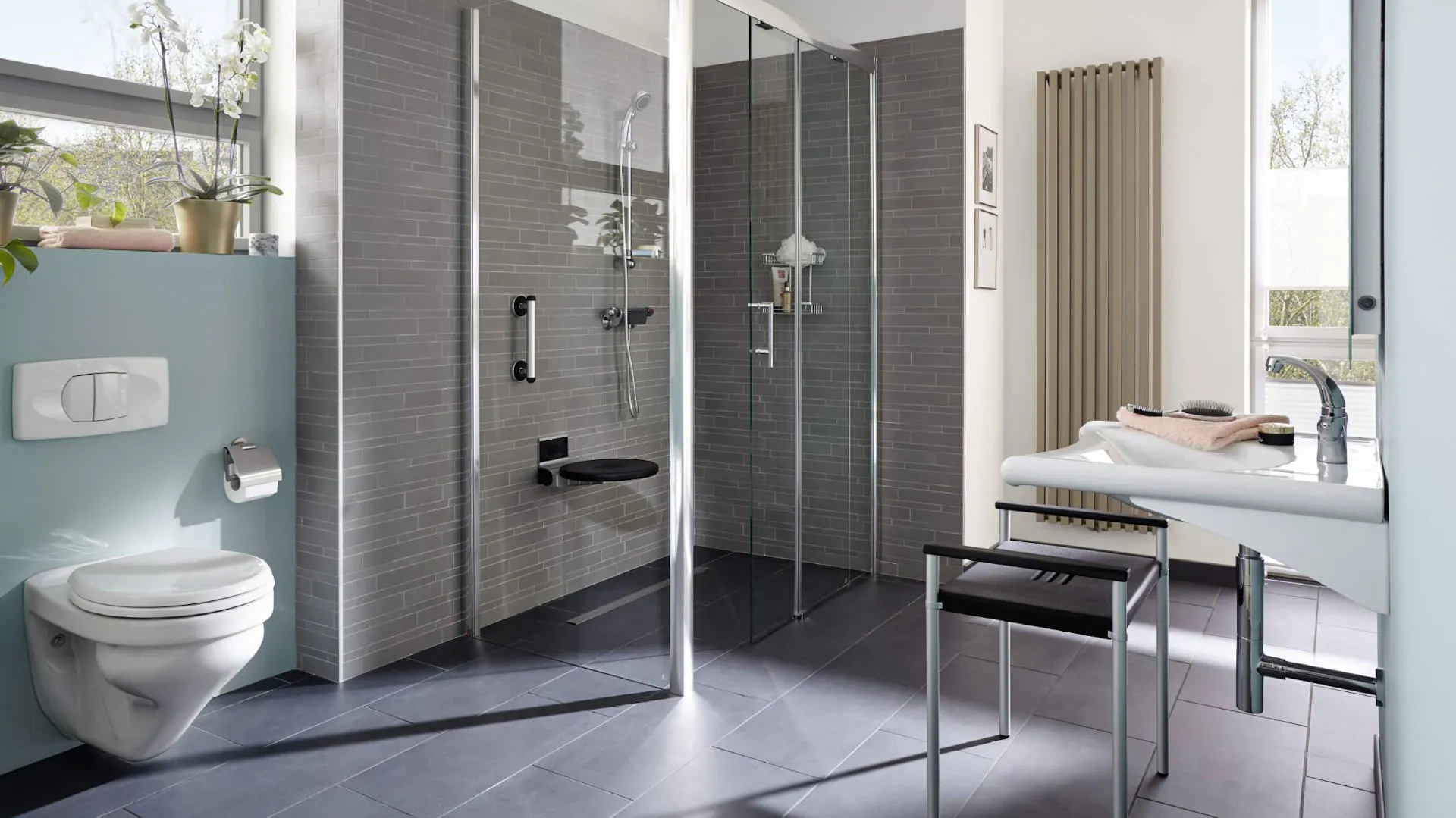 Barrierefreies Badezimmer mit rutschhemmenden Fliesen