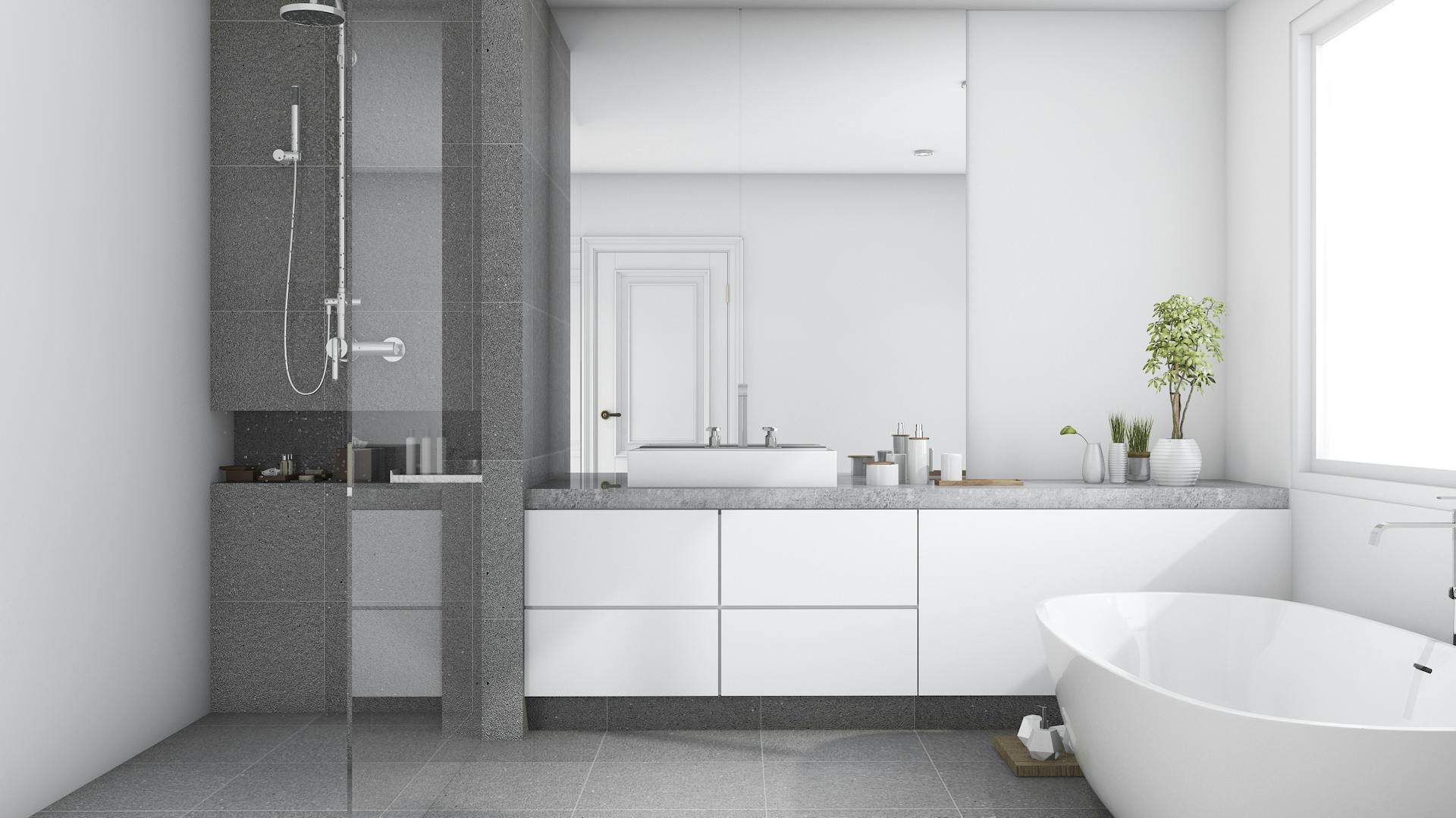 Gefliester Duschplatz in einem modernen Badezimmer.