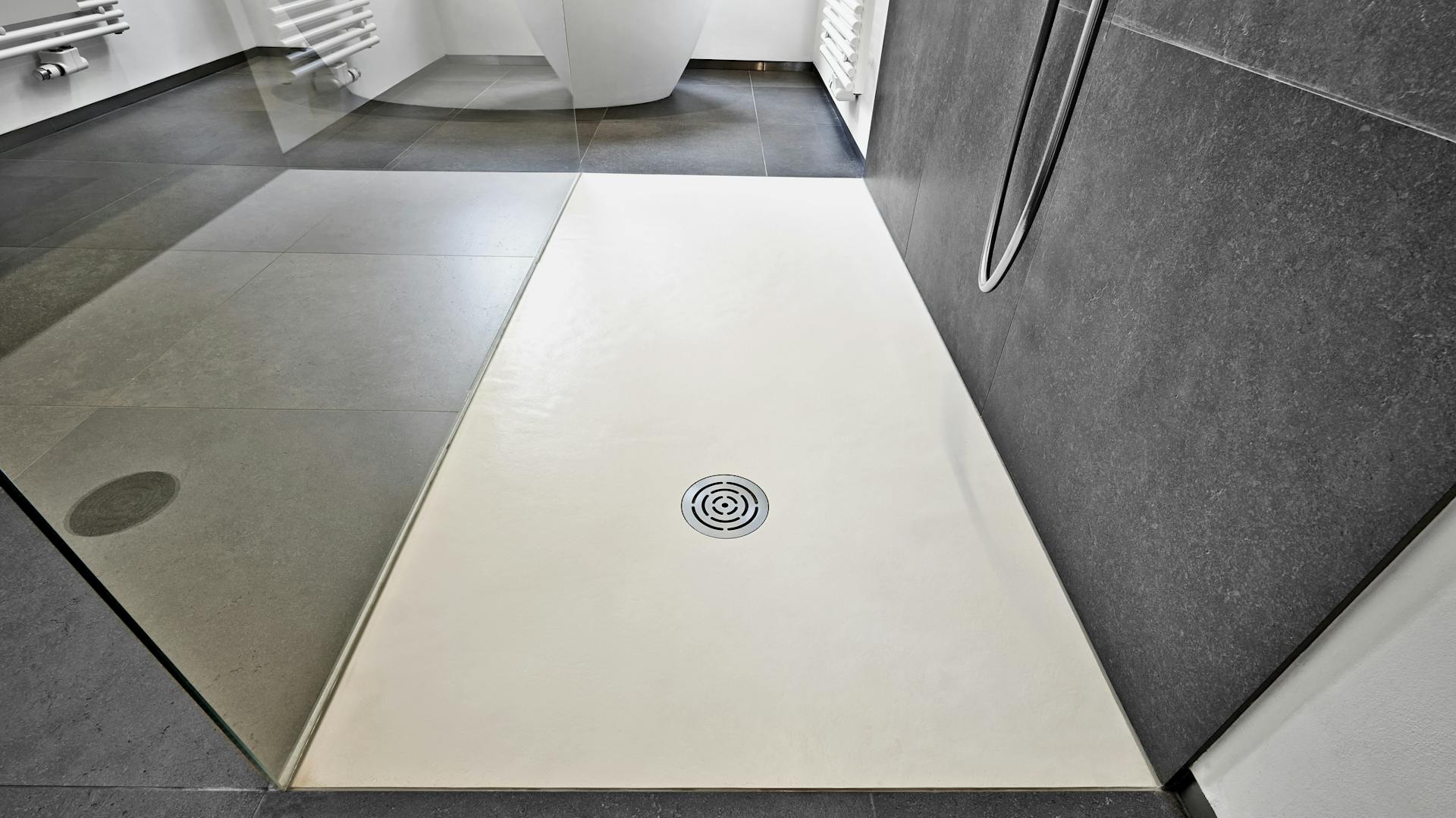 Helle Duschwanne in modernem Badezimmer.