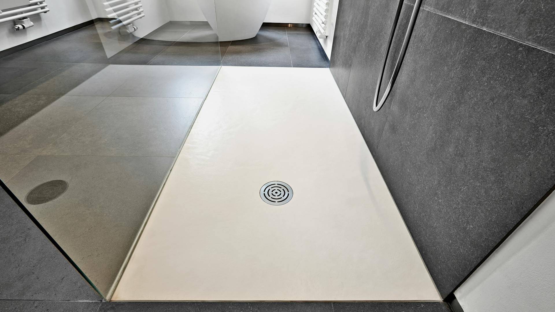 Egy modern zuhanyzó zuhanytálcával