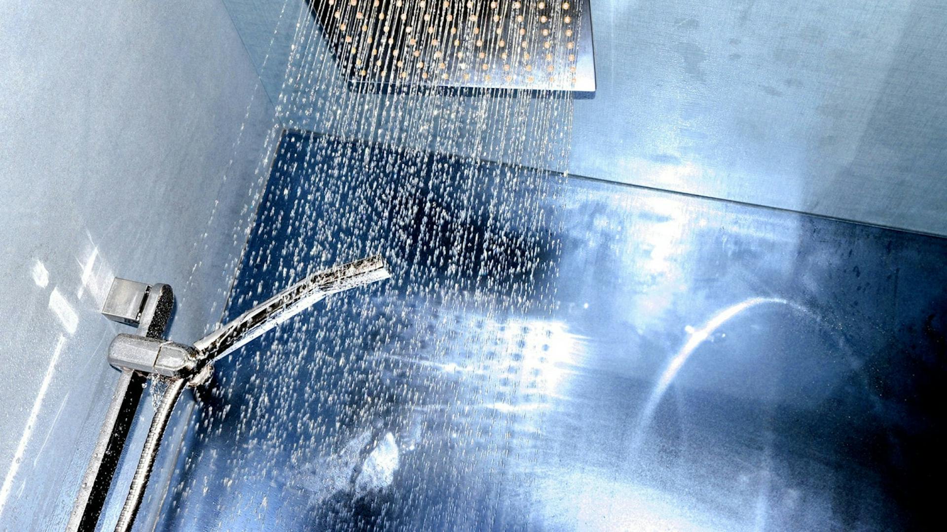 Eine beleuchtete Dusche.