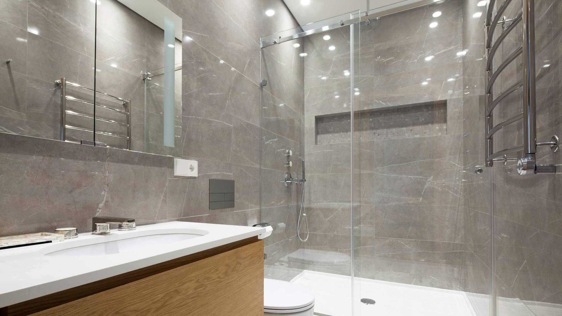 Einbaustrahler in grauer Dusche.