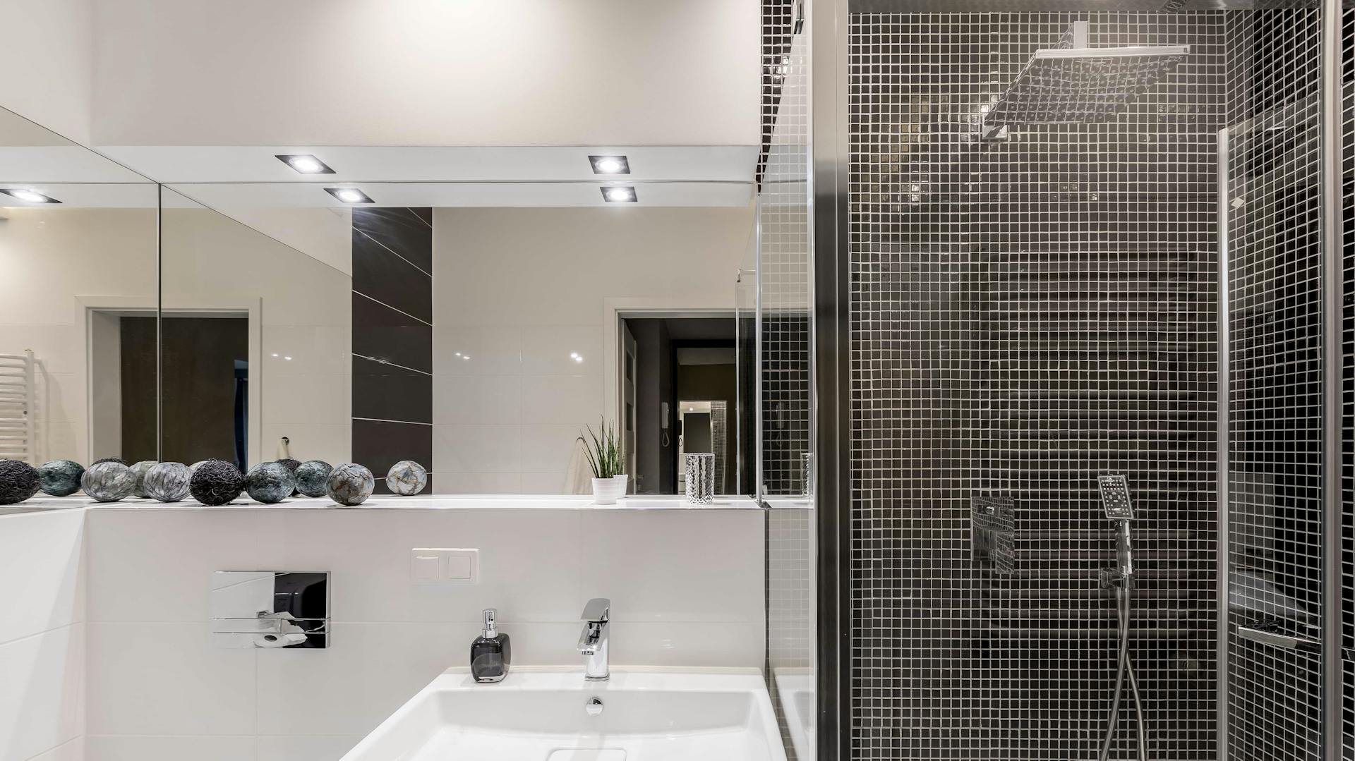 Einbaustrahler in einem Badezimmer.