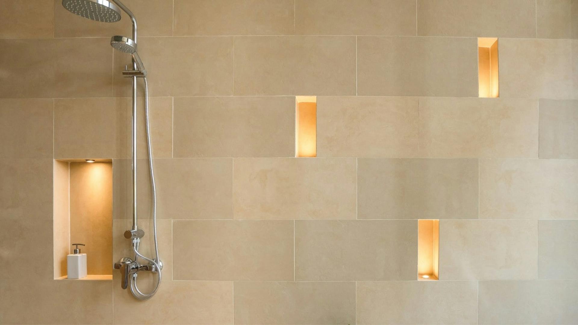 Indirekte Beleuchtung in einer Duschwand in gelb.