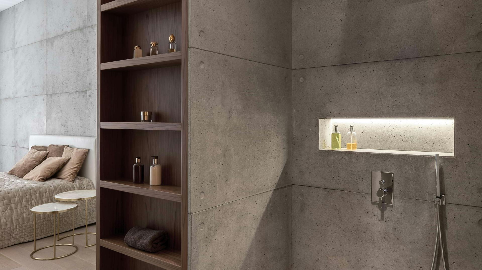 Indirekte Beleuchtung in grauer Duschwand.