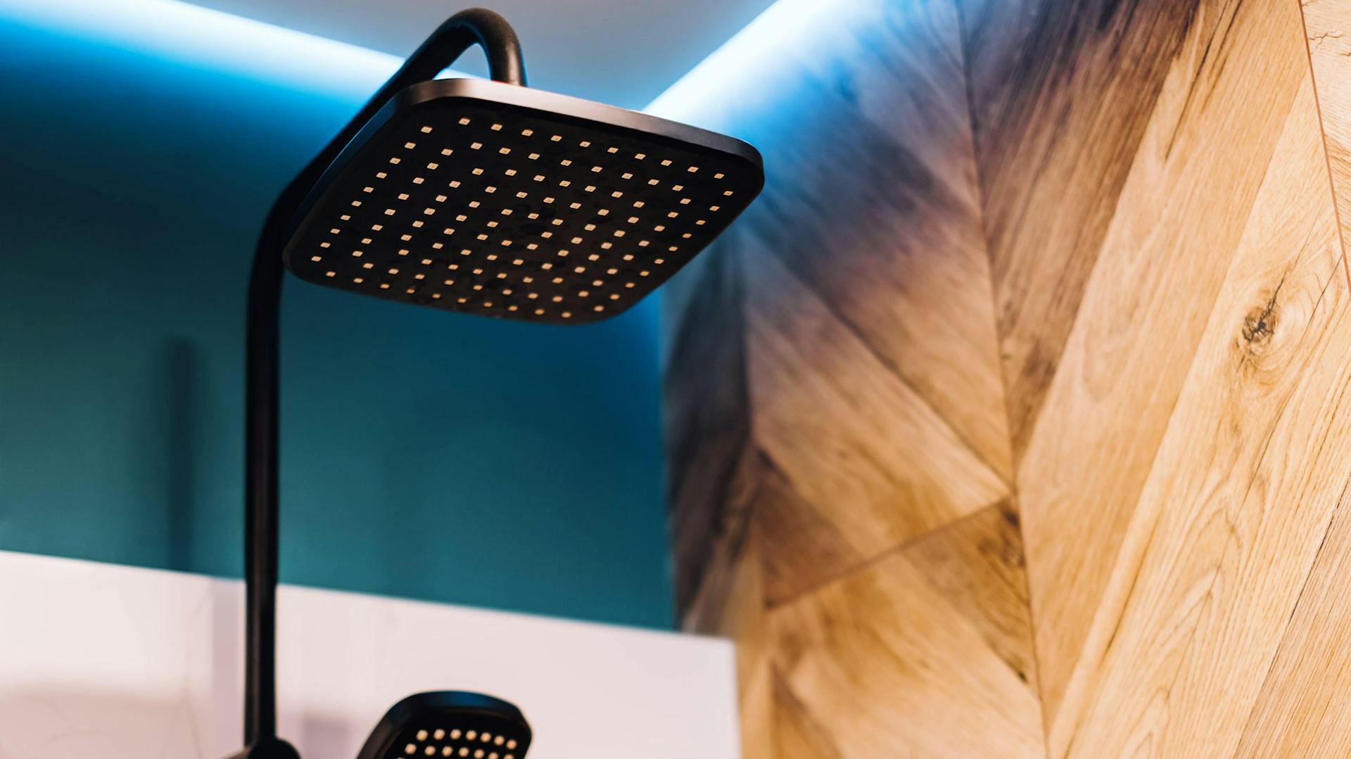 Blaues Lichtpaneel in einer Dusche.