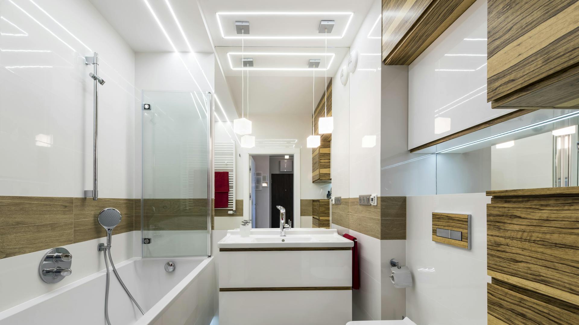 Tenké svetelné panely ako stropné osvetlenie v kúpeľni.