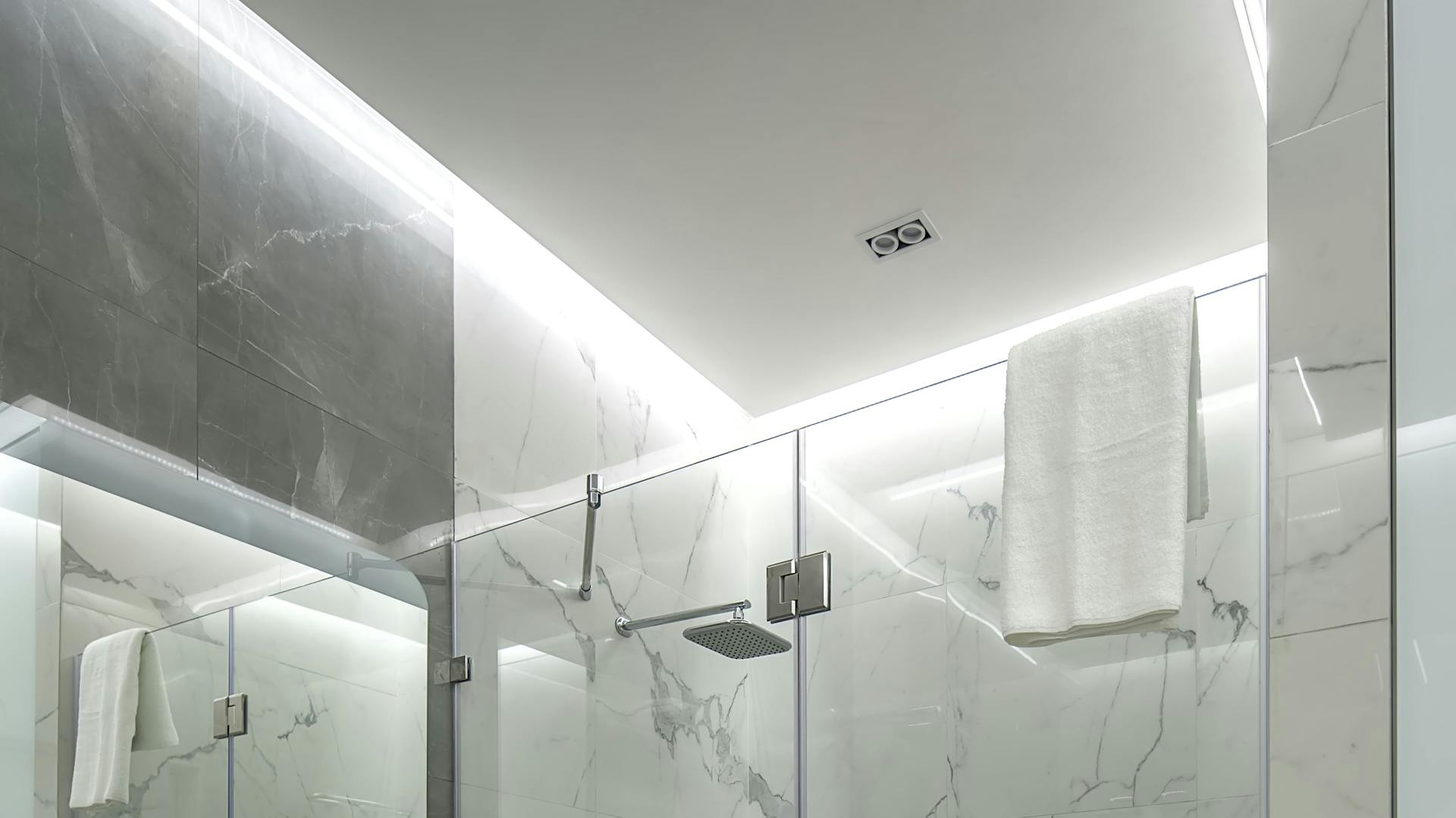 Lichtpaneel an der Decke einer Dusche.