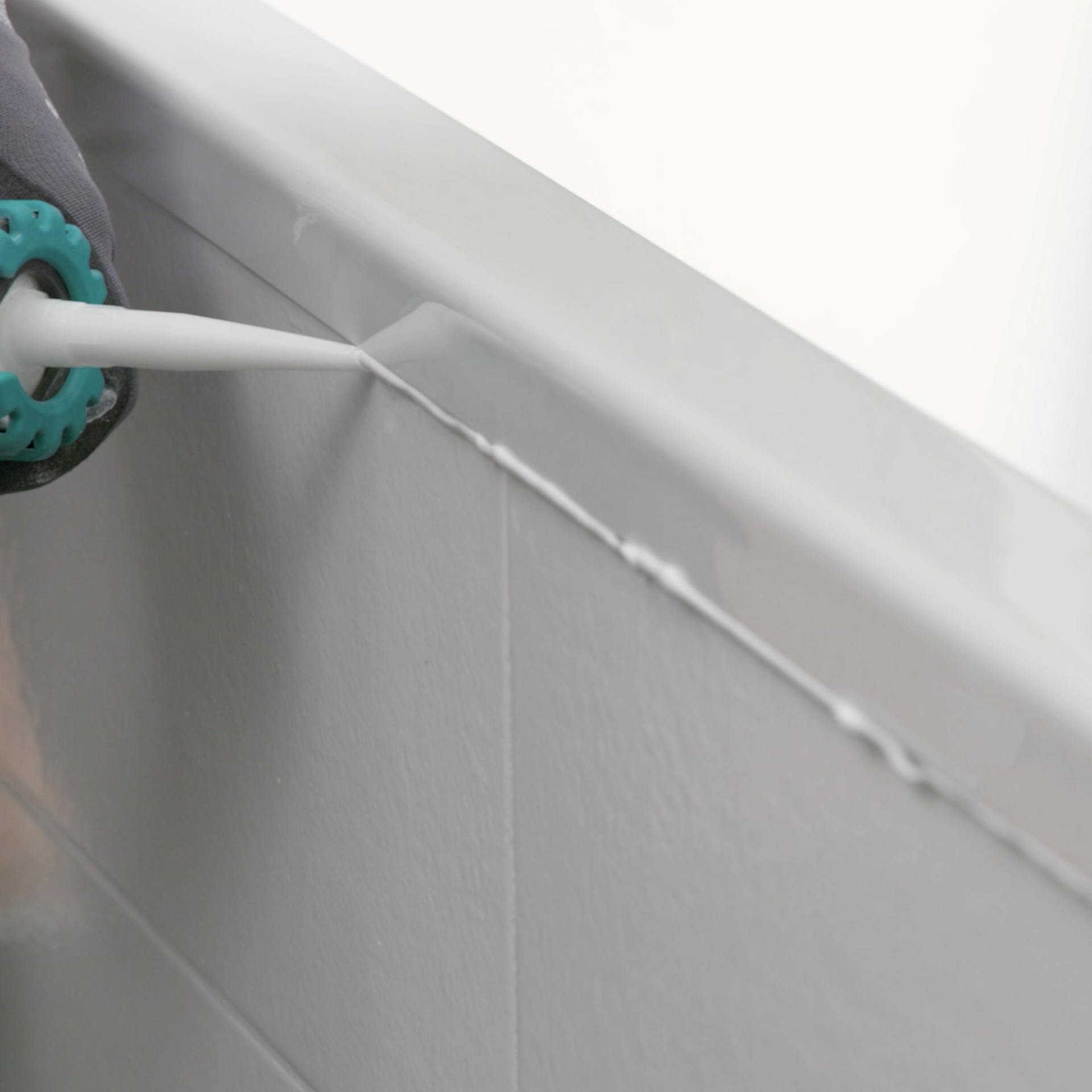 Heimwerker zieht Silikonfuge.