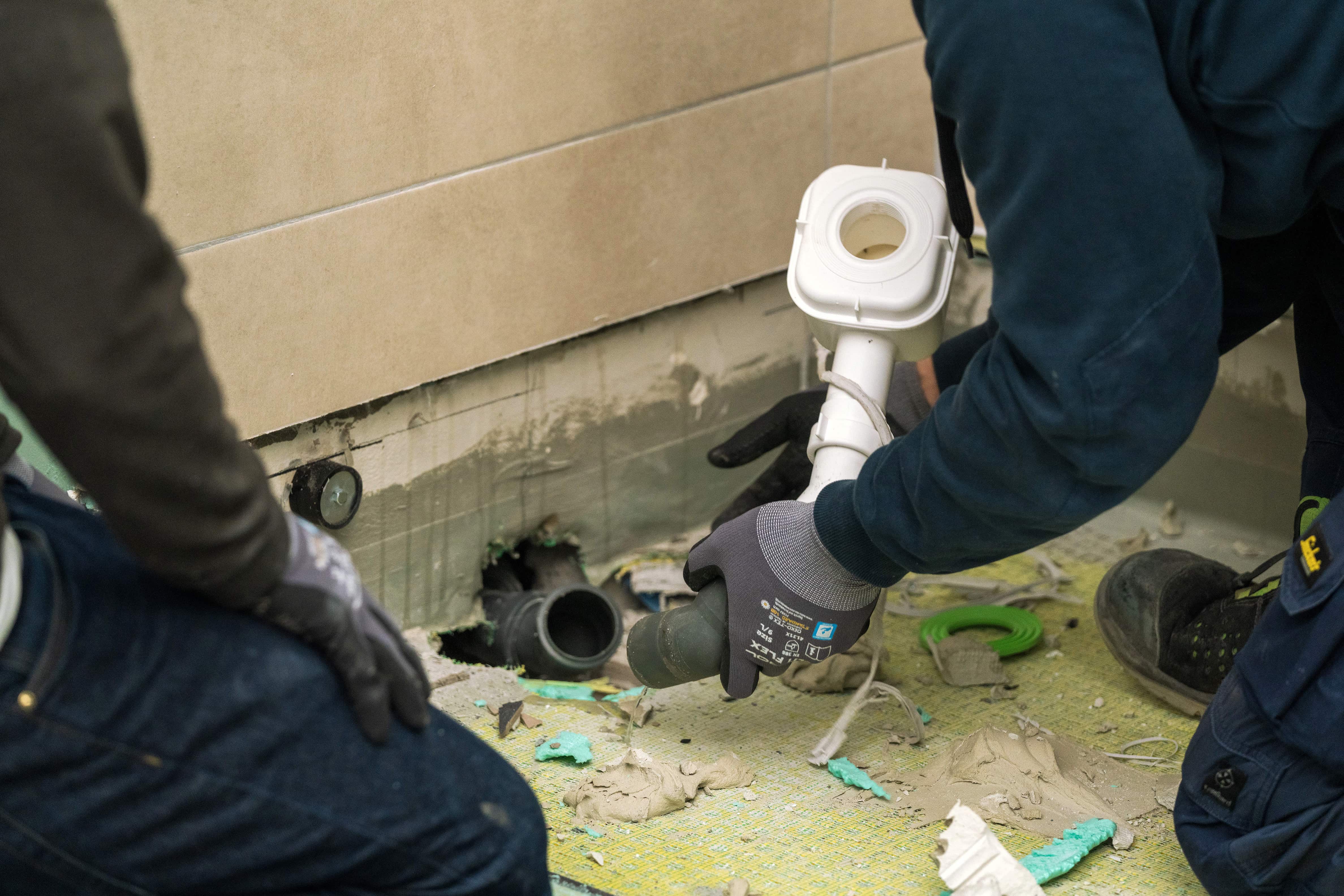 Valaki eltávolítja a régi zuhanyzó szifonját