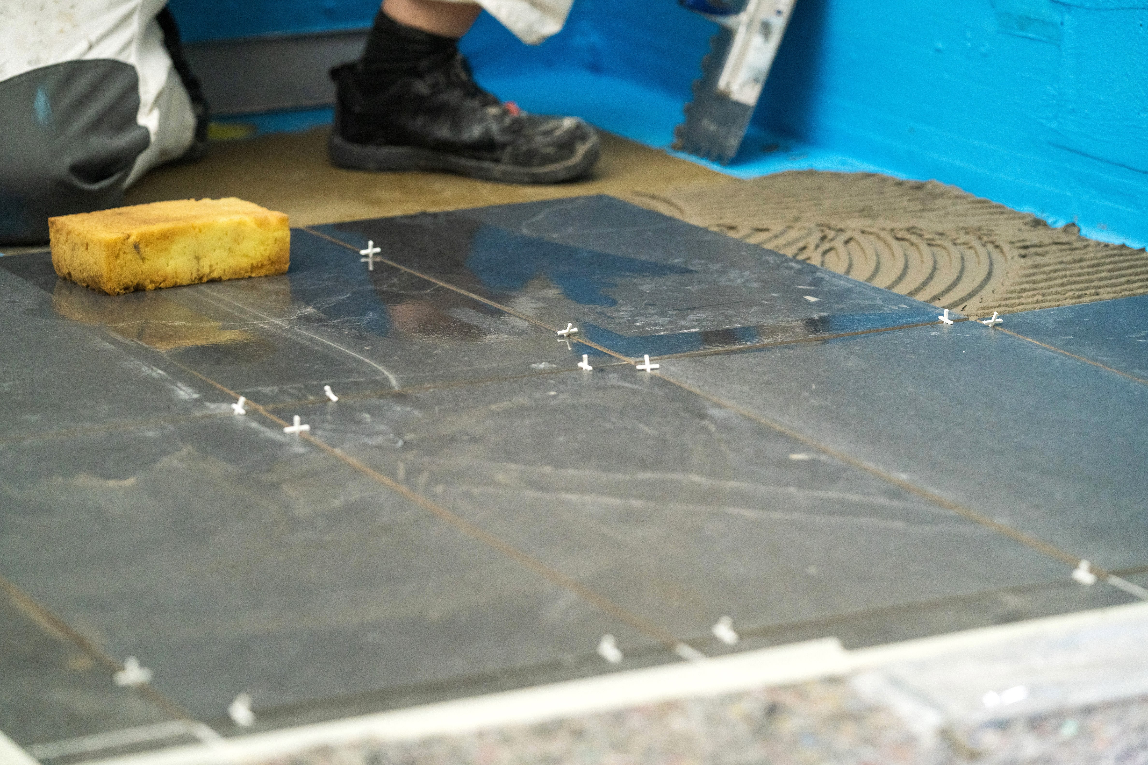 Épített zuhanyzó csempézése.