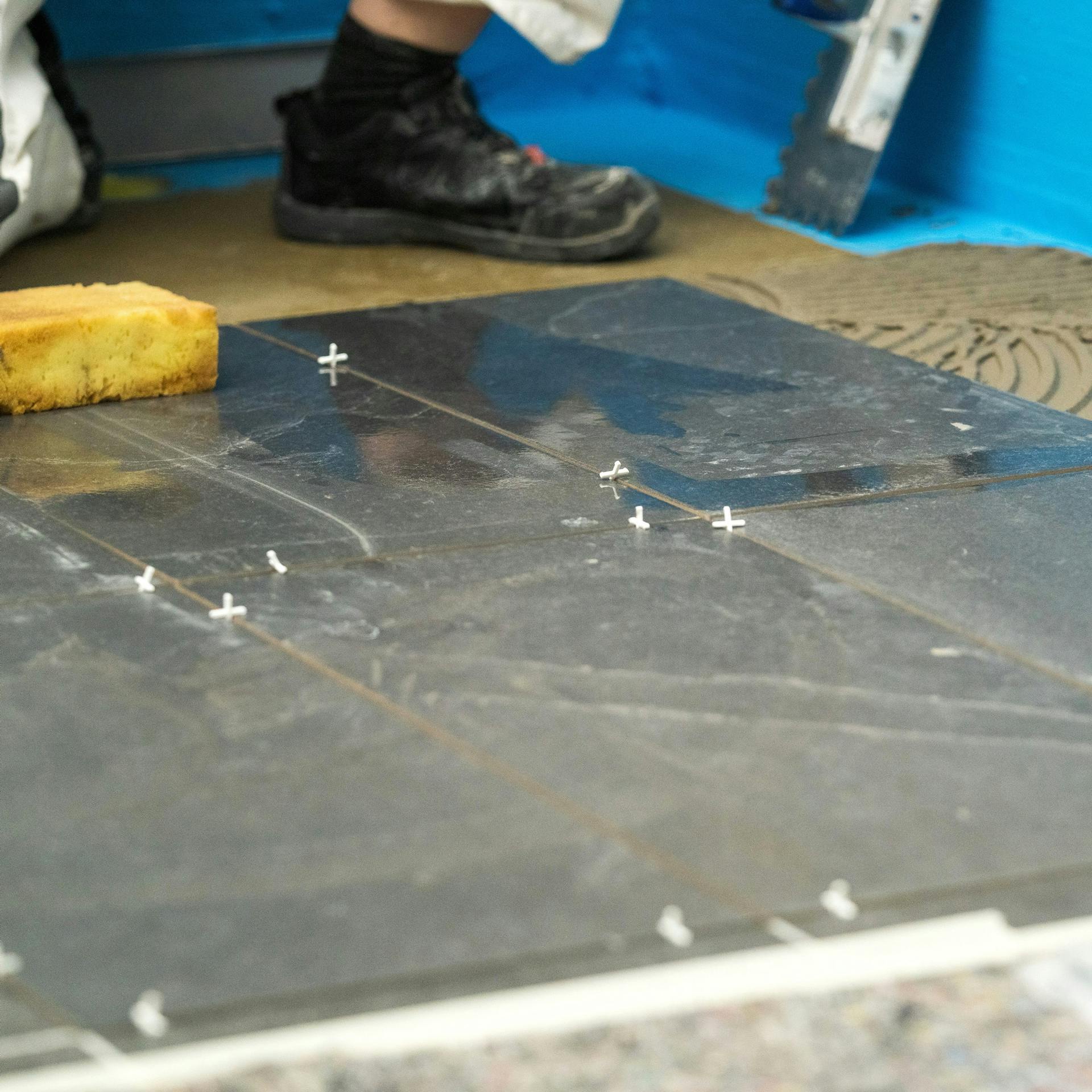 Épített zuhanyzó csempézése.