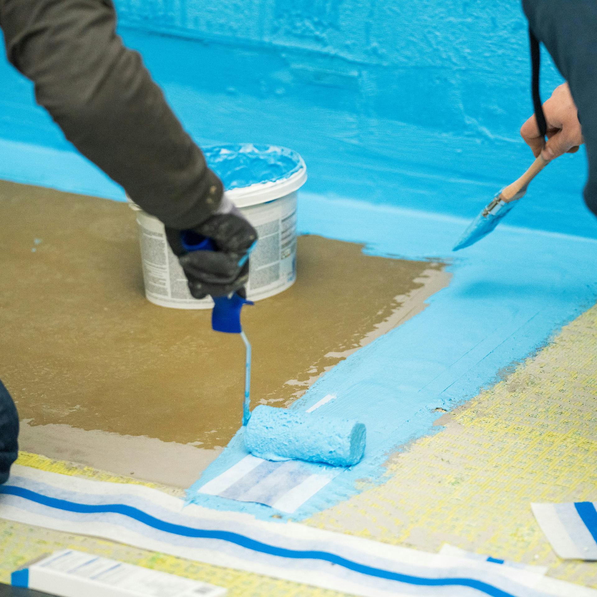 A barkácsoló kenhető vízszigetelést hord fel.