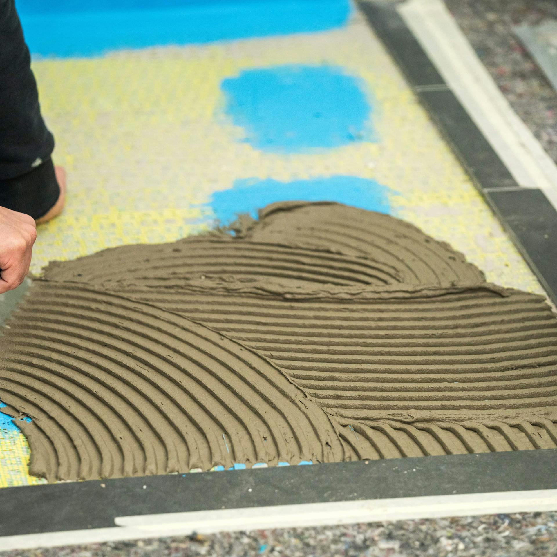 Valaki habarcsot hord fel a zuhanykabin járólapjaihoz.