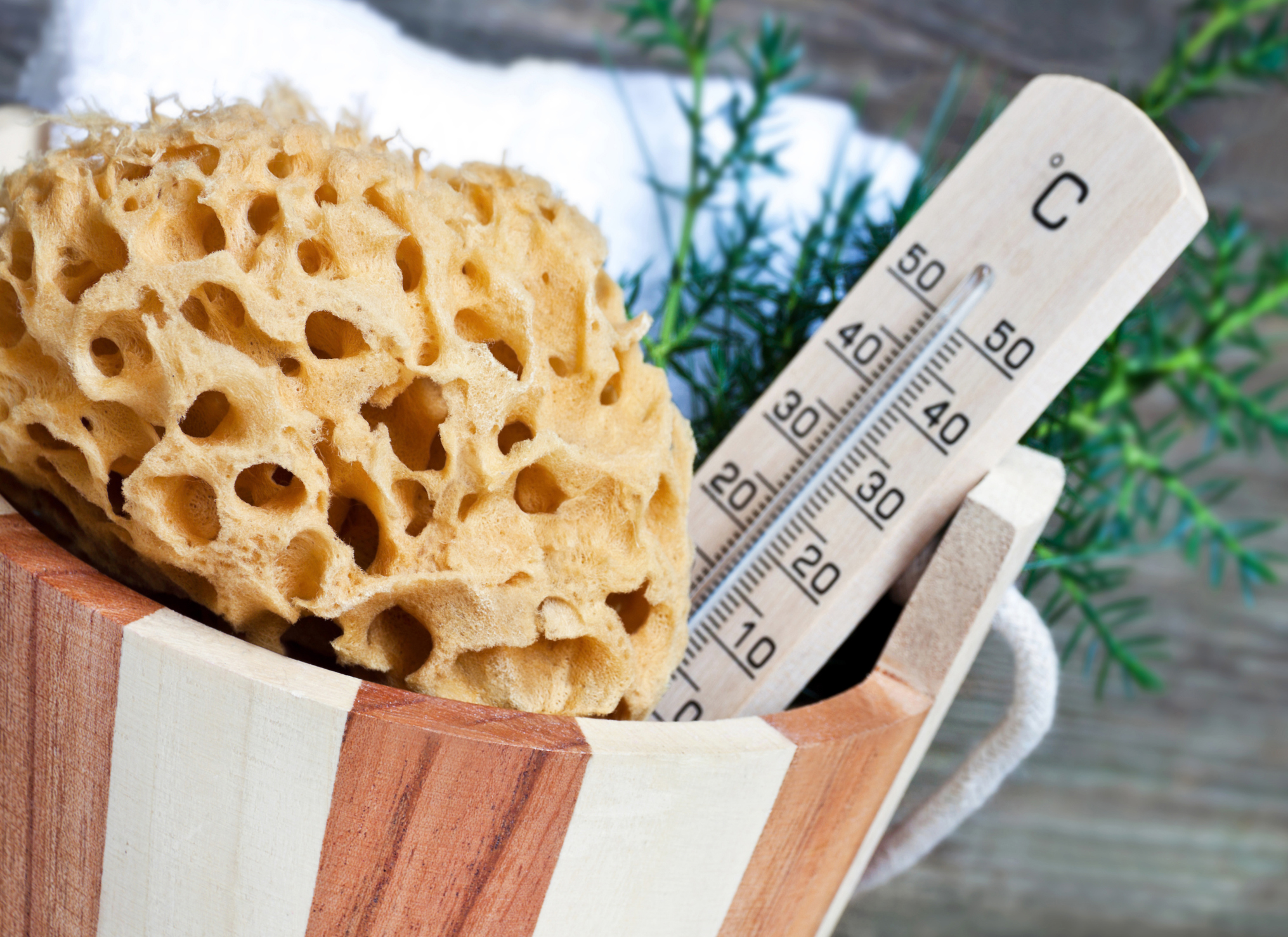 Holzeimer mit Schwamm im Dampfbad