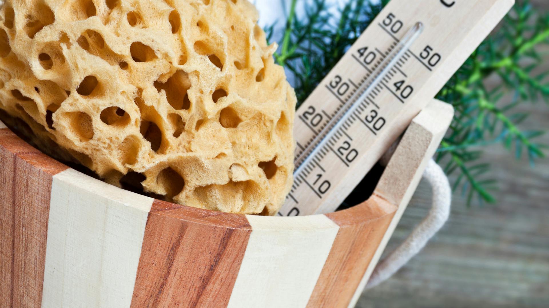 Holzeimer mit Schwamm im Dampfbad