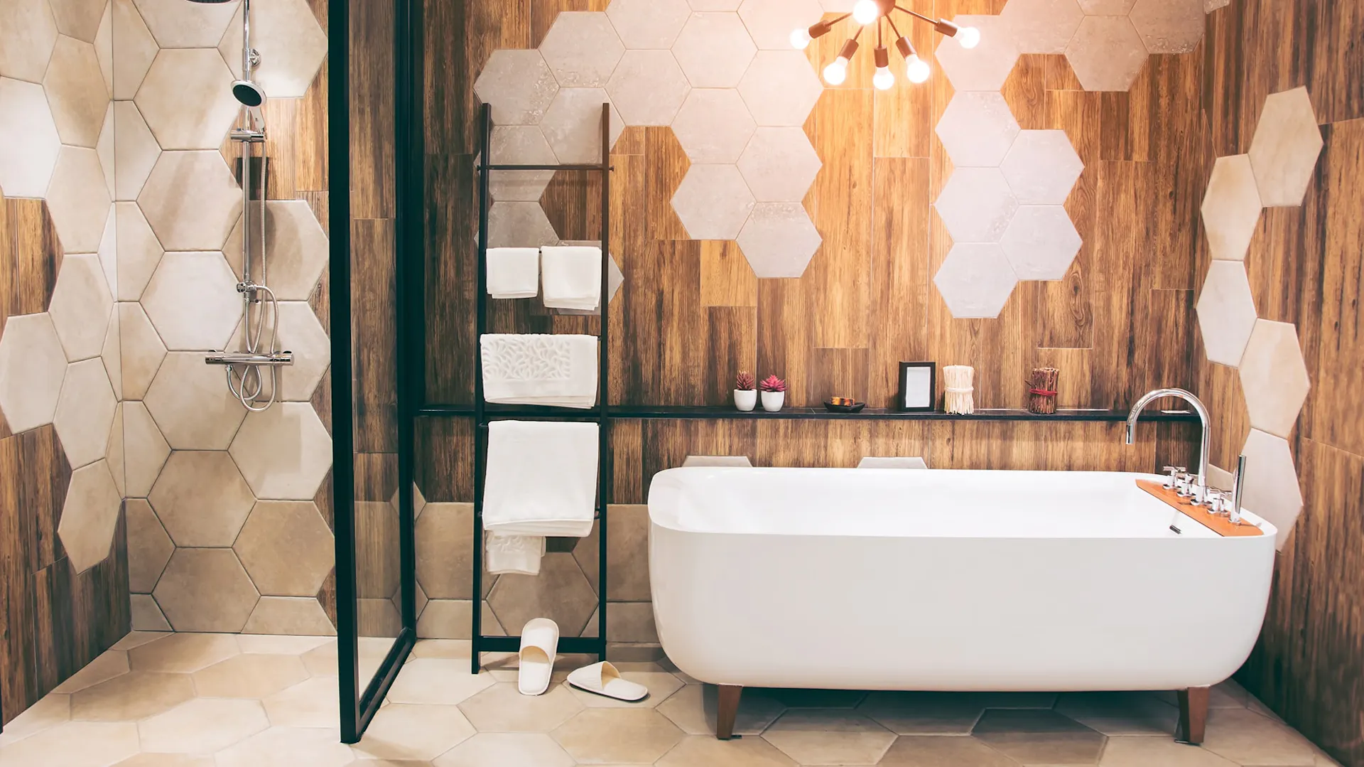 Designbadewanne in einem Bad mit Holzoptik