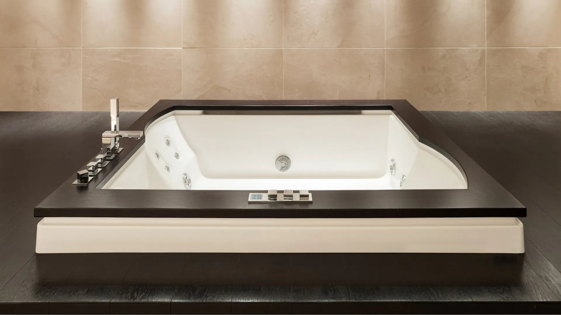 Eckige Design-Badewanne.