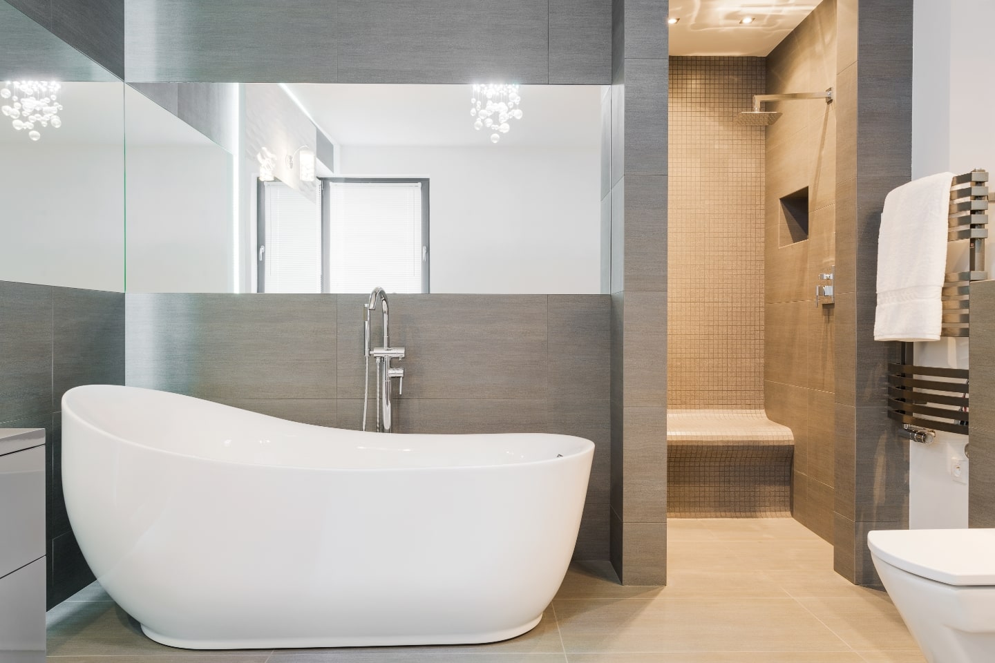Geschwungene Design-Badewanne.