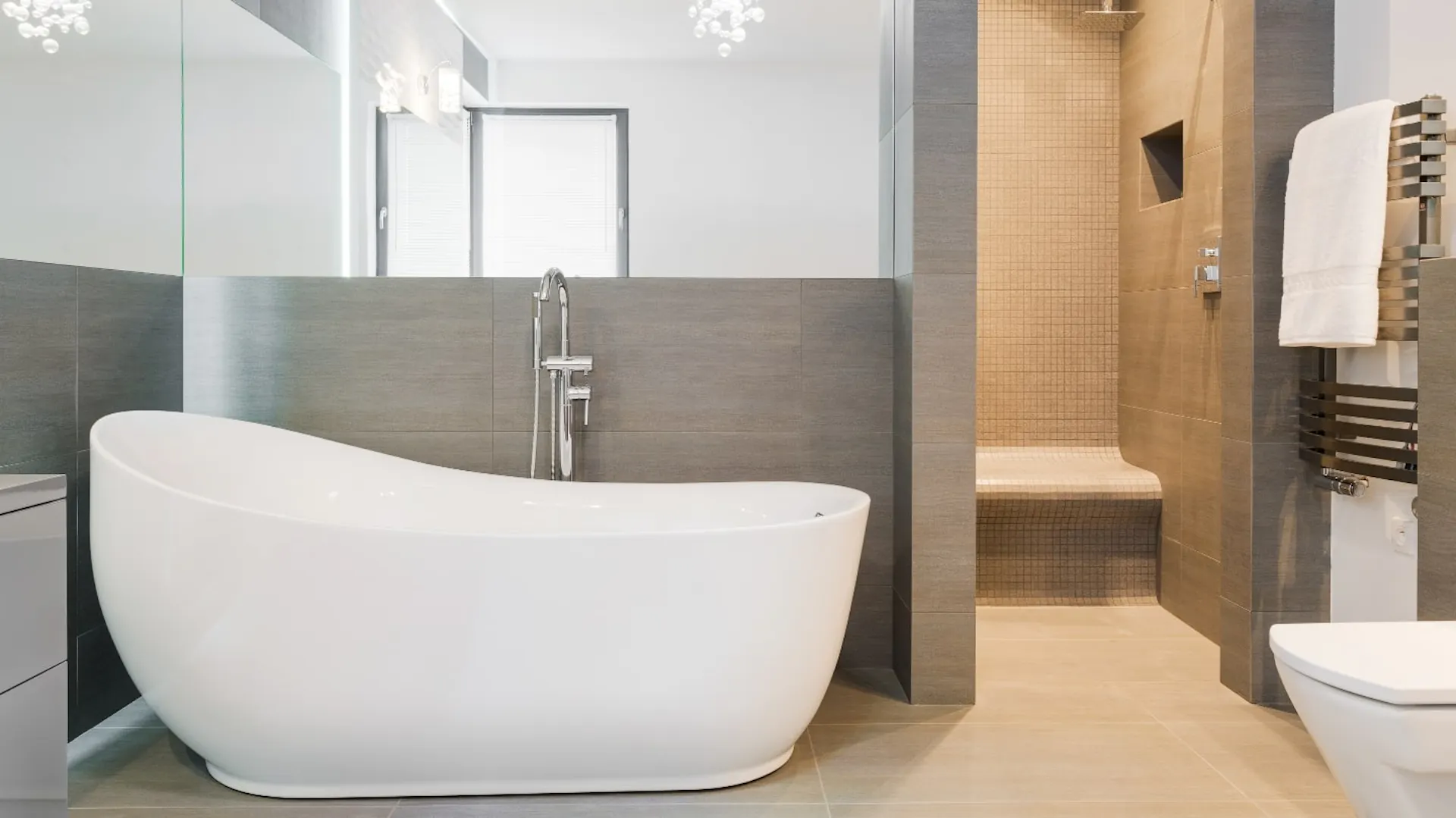 Geschwungene Design-Badewanne.