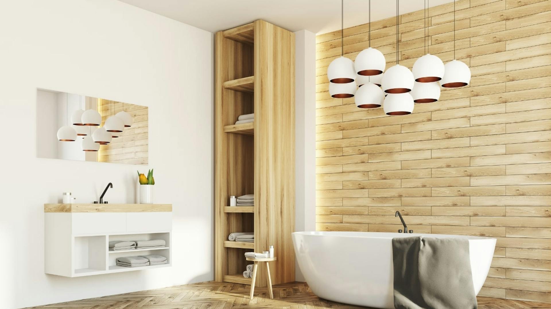 Bagno luminoso con lampade a sospensione sopra la vasca da bagno