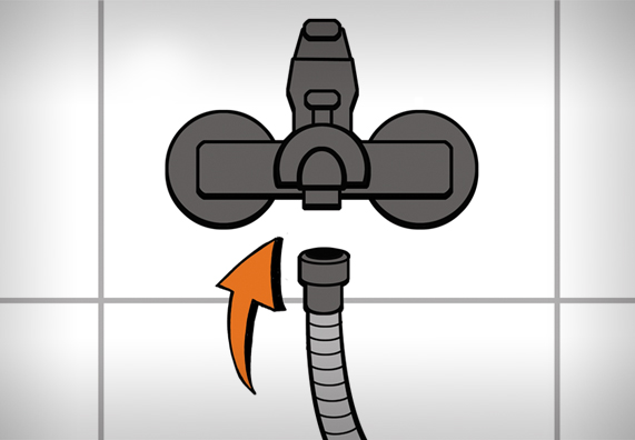 Der Brauseschlauch wird wieder an die Mischbatterie angebracht.