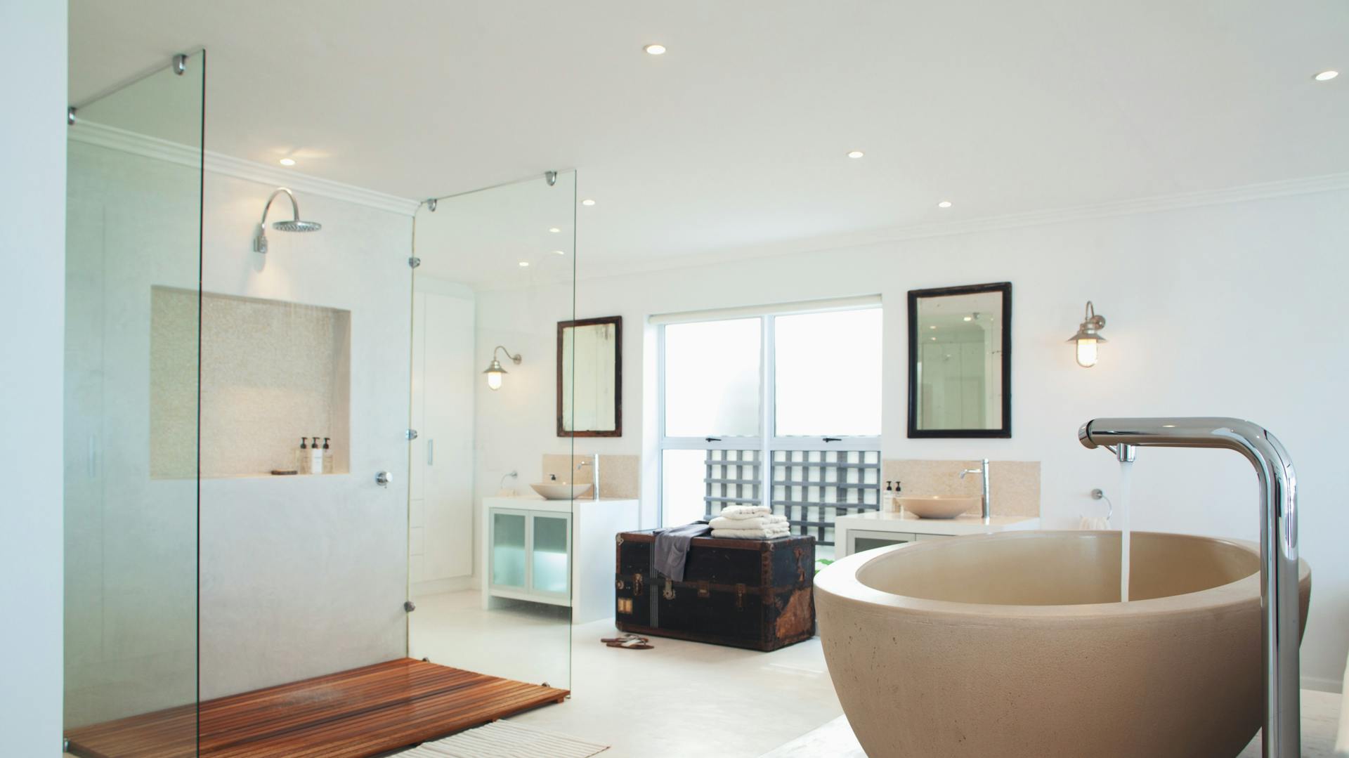 Offene Dusche mit Duschwänden