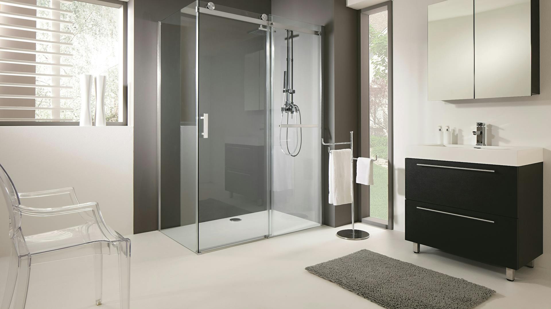 Eine Eckdusche mit Glasfronten im Badezimmer.