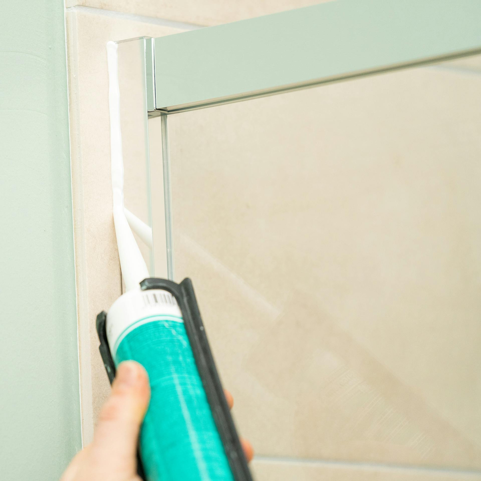 Heimwerker dichtet Dusche rundherum mit Silikon ab.