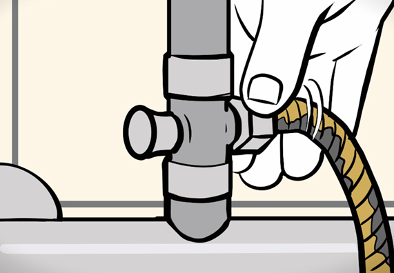 Heimwerker demontiert alten Duschschlauch von der Armatur.