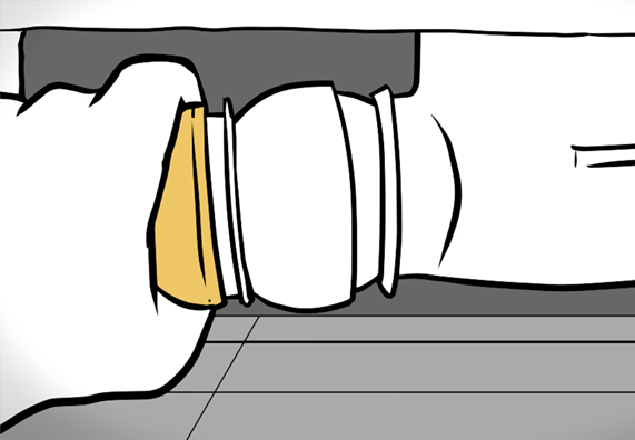 A barkácsoló csatlakoztatja a tálca lefolyóját a zuhanytálcához.