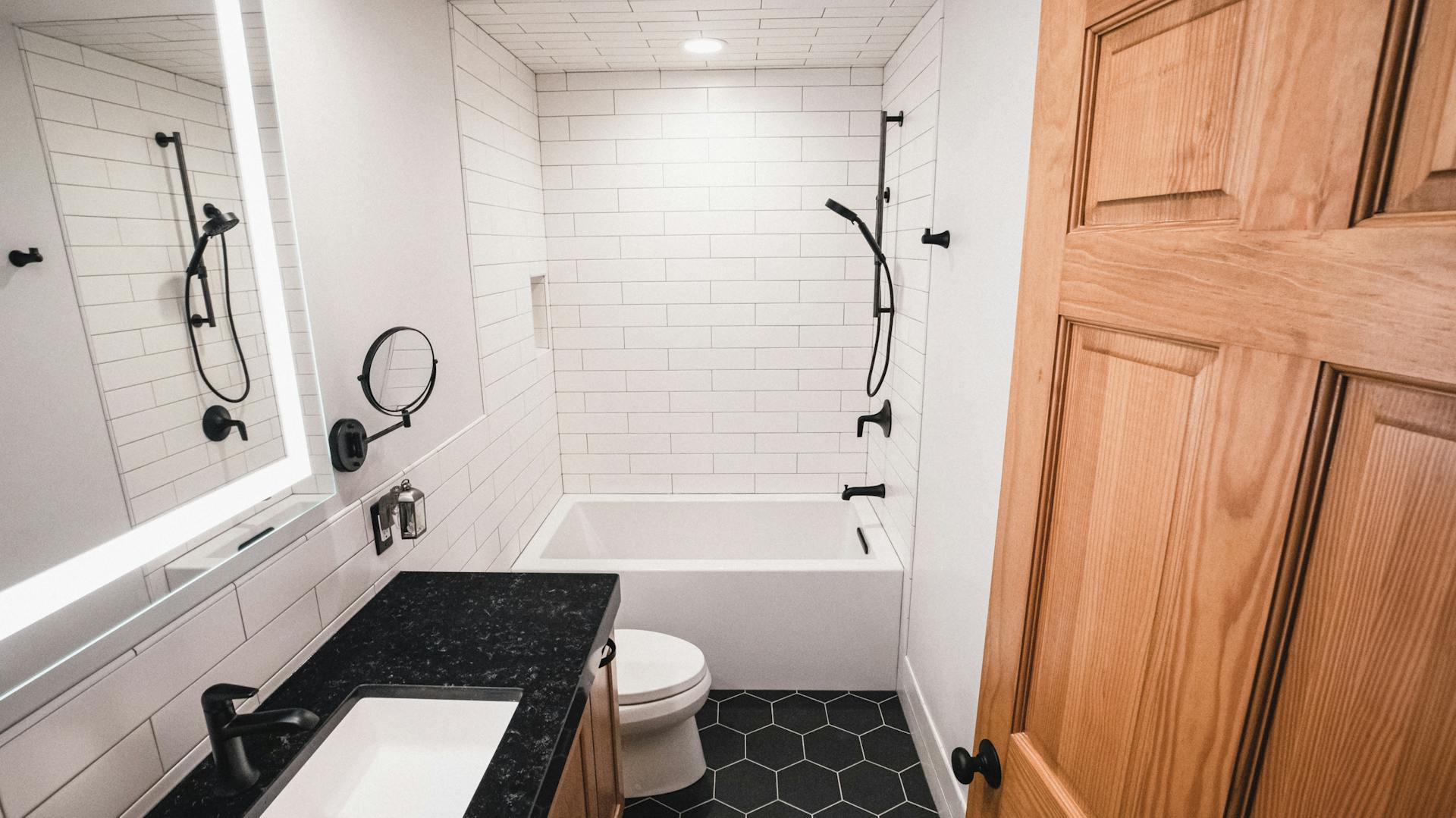 Kleines Badezimmer ohne Fenster