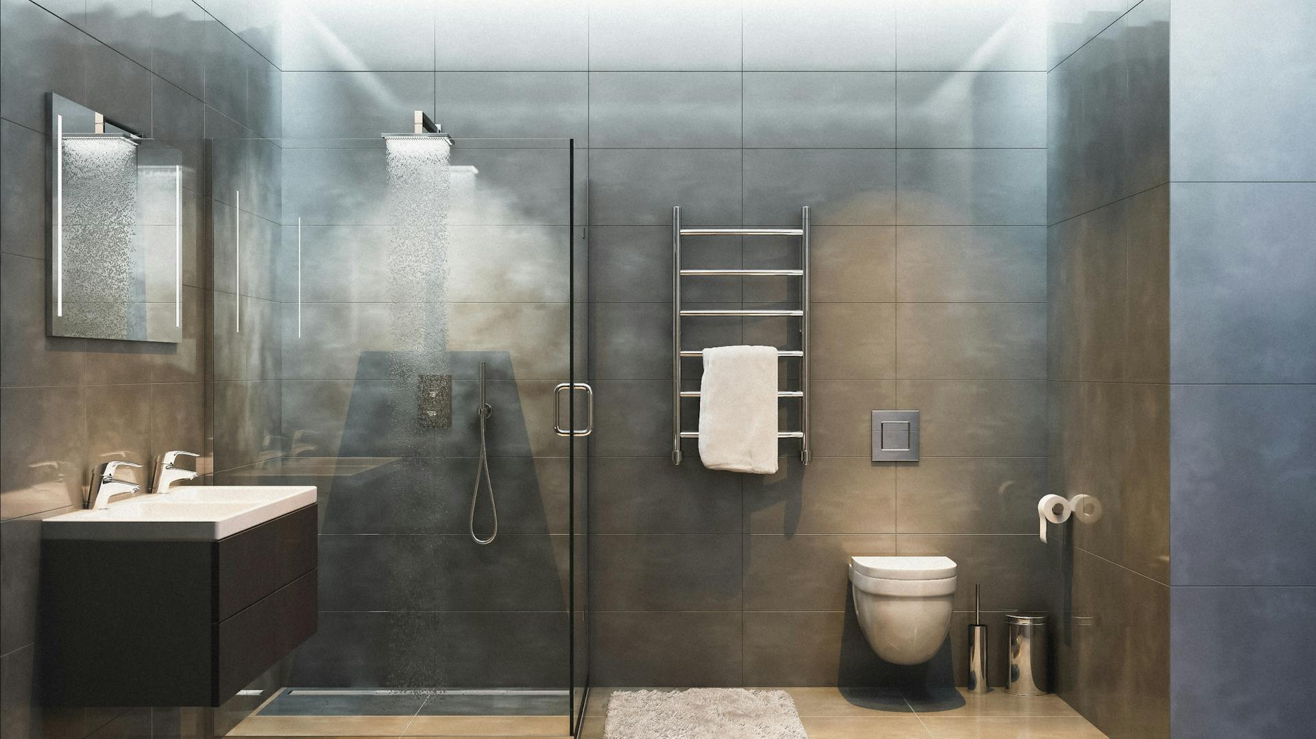 Badezimmer mit dunklen Fliesen