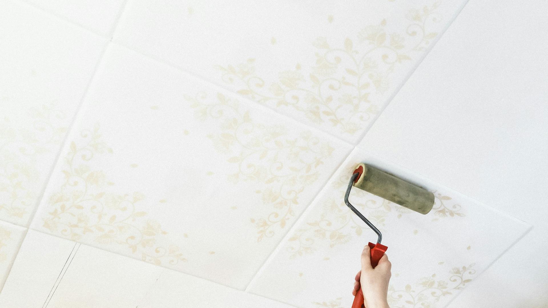 Fliesenfolie wird an Fliesen angebracht