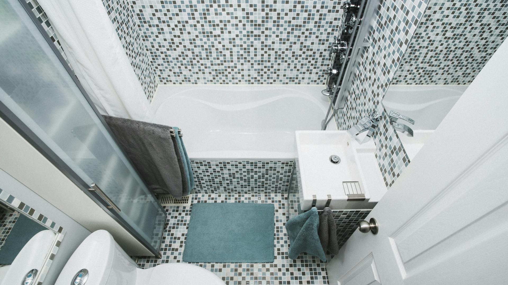 Kleines Badezimmer mit Waschbecken, Badewanne und Toilette