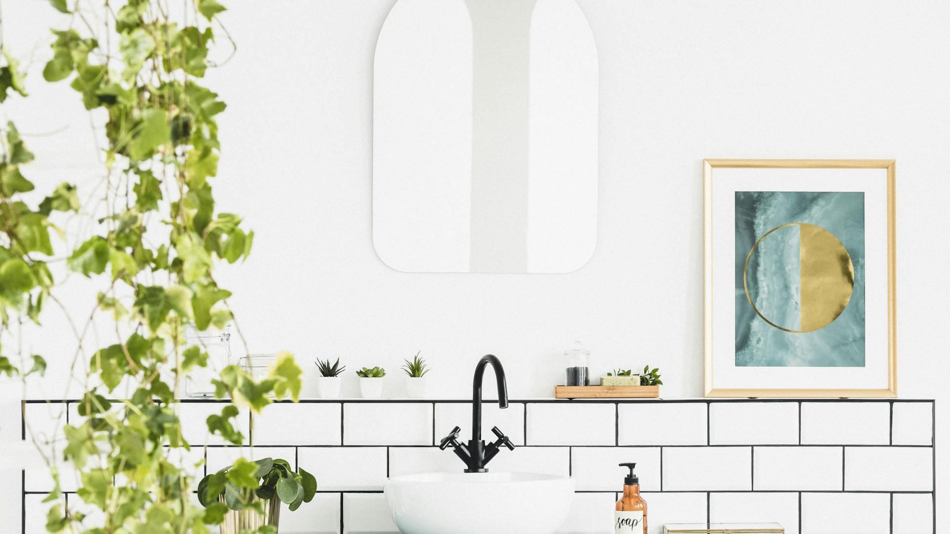 Efeu in hellem Badezimmer