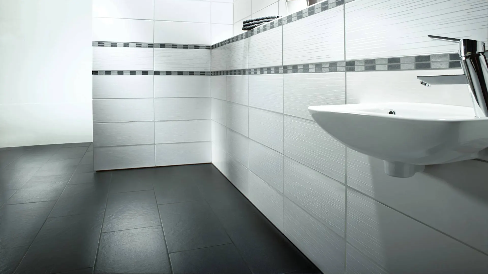 Badezimmer mit Feinsteinzeug.