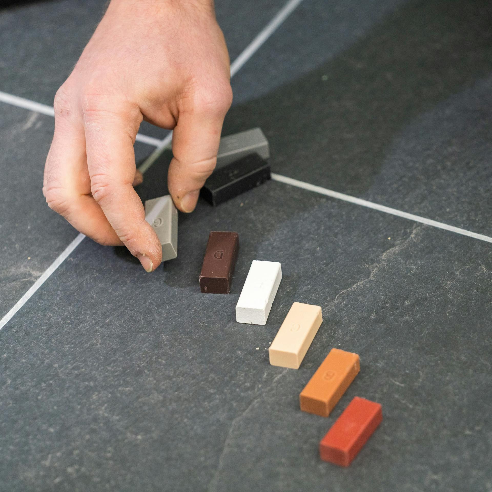 Diversi blocchetti di cera fondente del kit di riparazione.