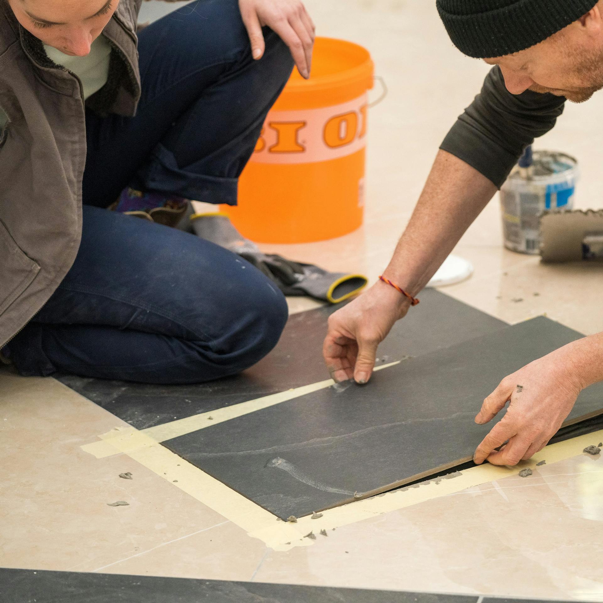 Die Fliese wird in das Loch gelegt.