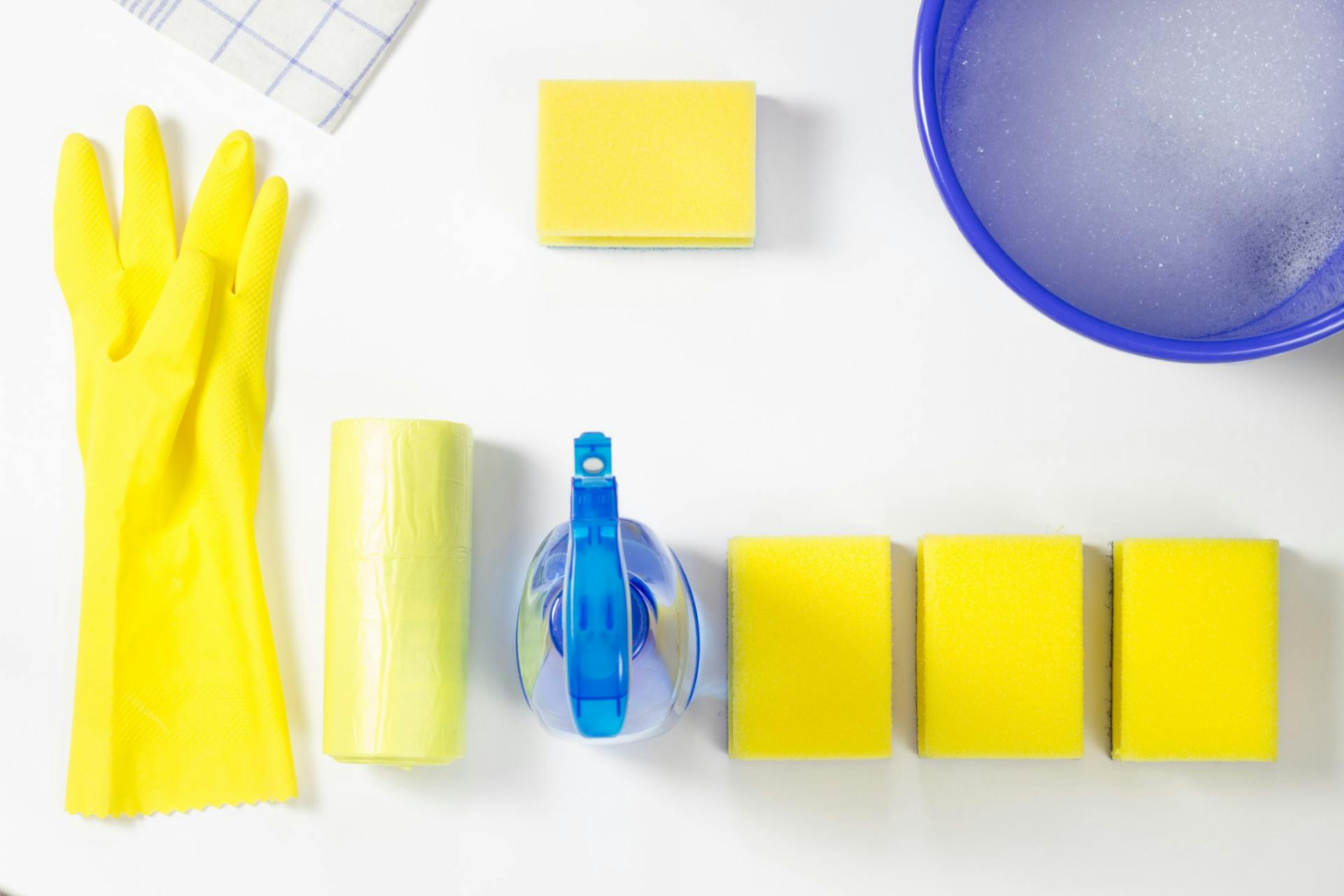 Preparazione per la pulizia di piastrelle con detergenti speciali, spugne, guanti, panni e secchi