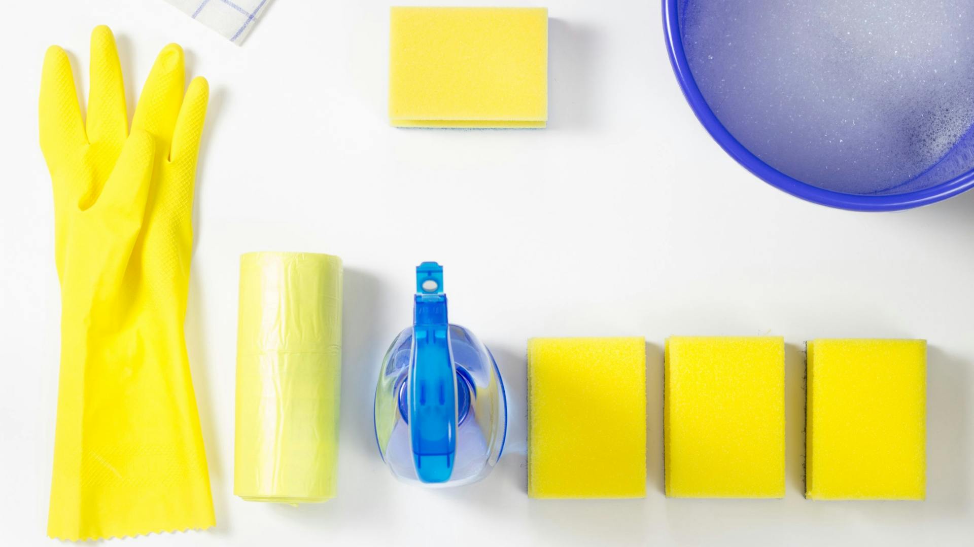 Csempetisztítás előkészítése speciális tisztítószerrel, szivaccsal, kesztyűvel, ronggyal és vödörrel.