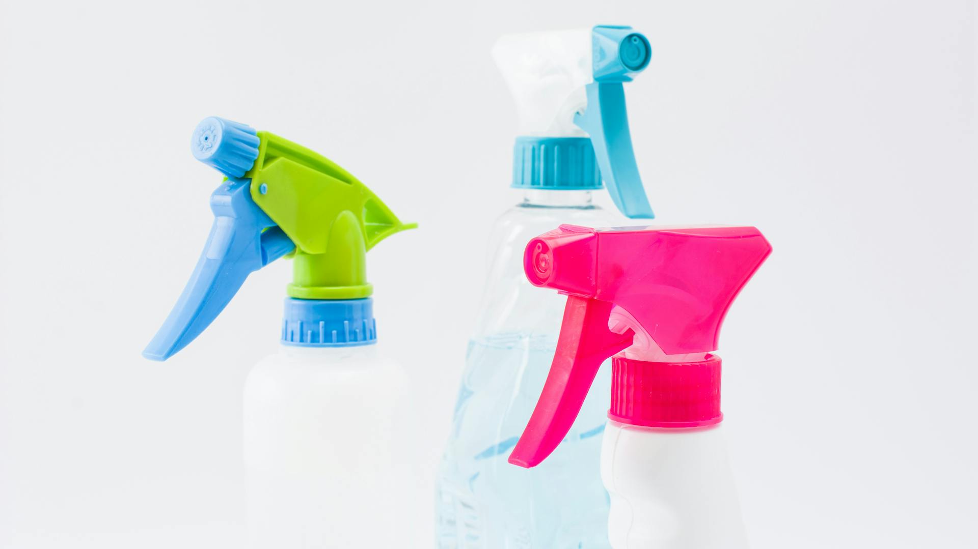 Különböző tisztítószerek fugák tisztításához