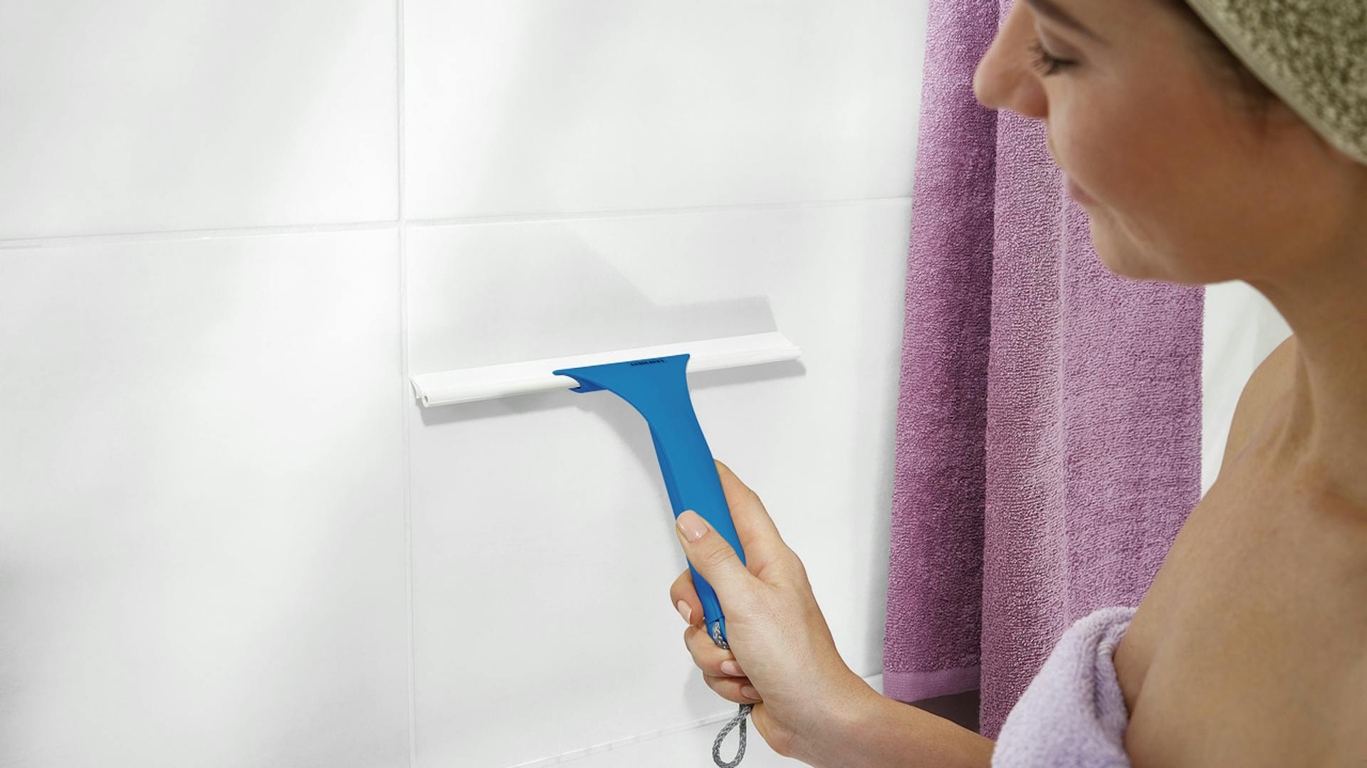 Fal lehúzása zuhanylehúzóval zuhanyozás után, hogy tiszták maradjanak a fugák.